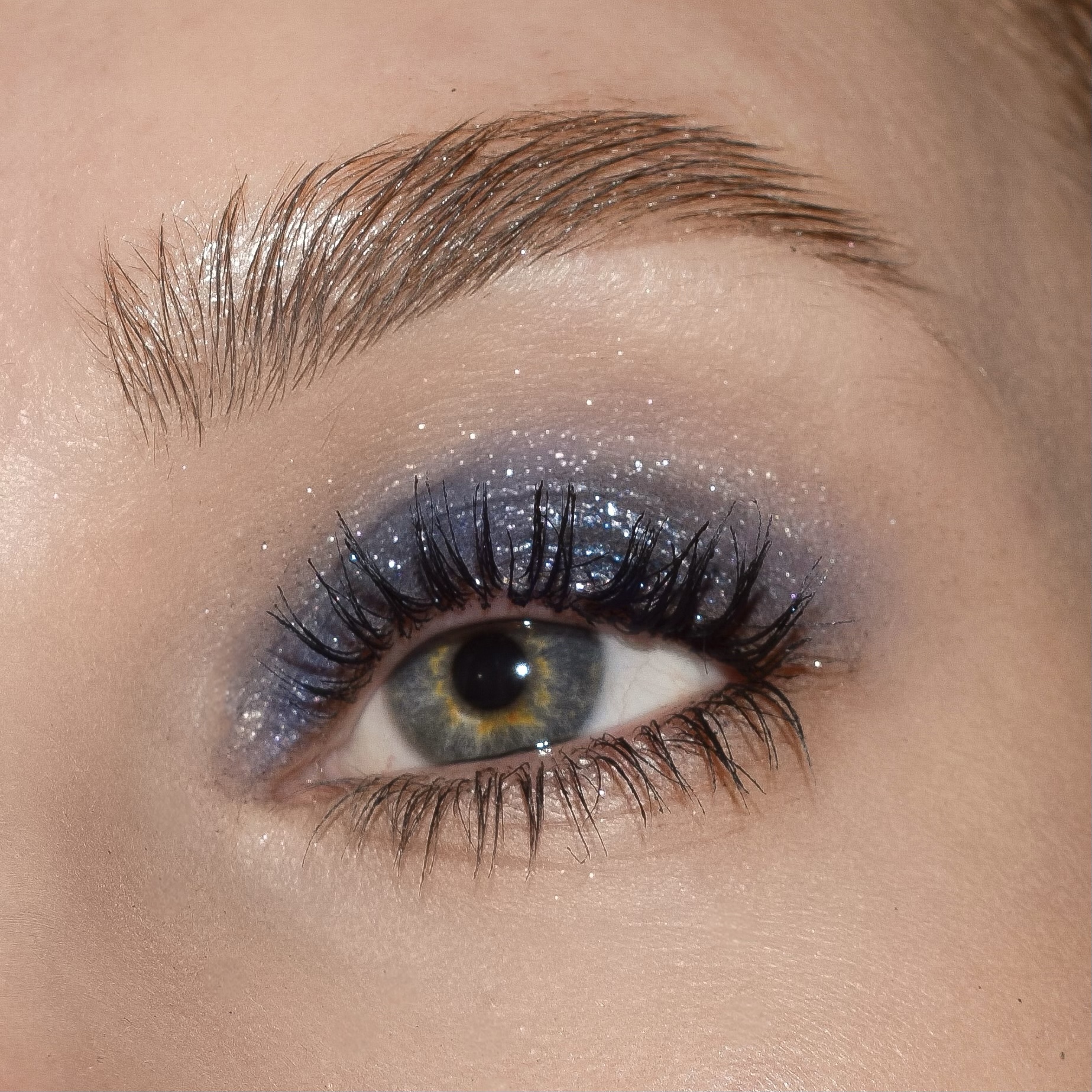 Glitter Pigment bodyography swatch aufgetragen auf Auge Spectra, www.makeupcoach.com