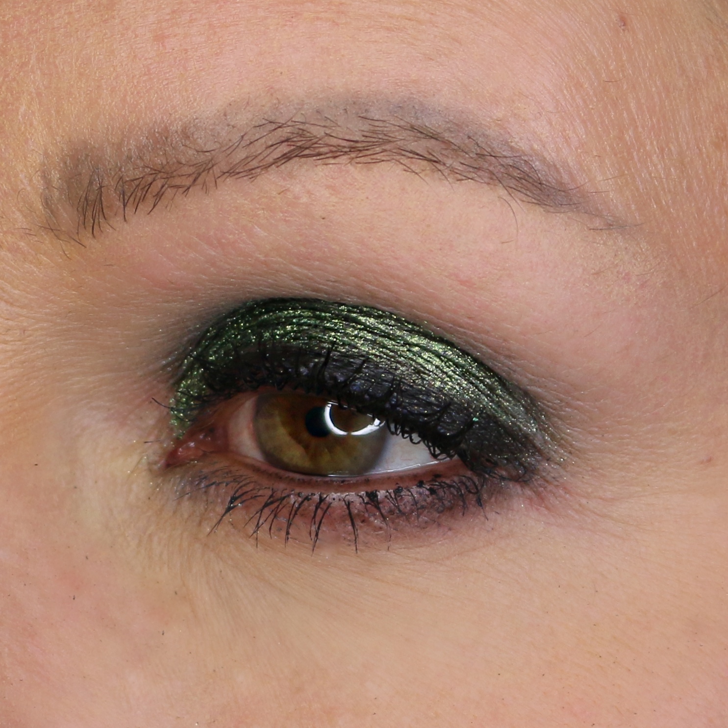 Kräftig grüner, loser Lidschatten mit Glitzer, www.makeupcoach.com