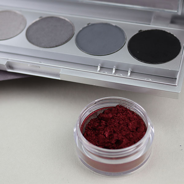 Loser Lidschatten mit Glitzer in Rot, www.makeupcoach.com