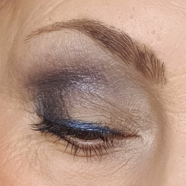 Augen-Make-Up in blau mit Glitzer, www.makeupcoach.com