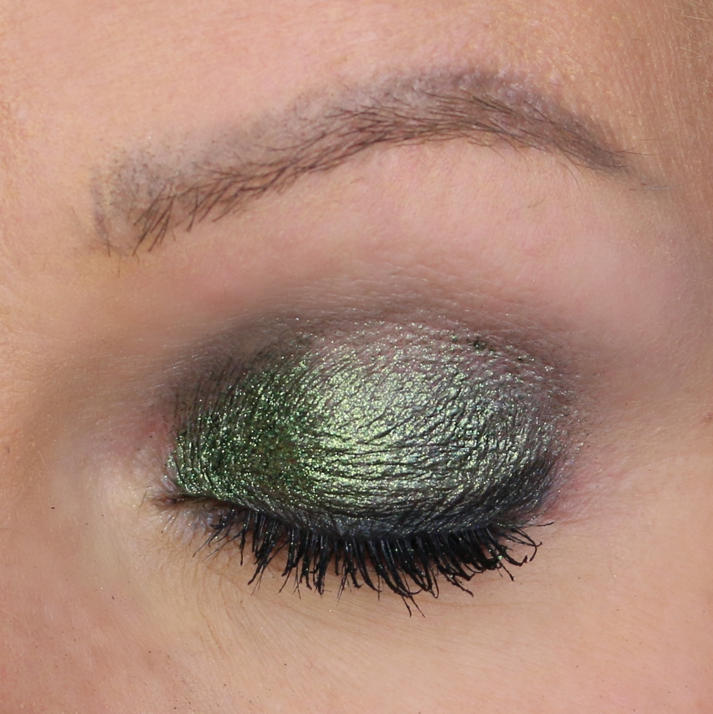 Irisierender Lidschatten in grün, www.makeupcoach.com