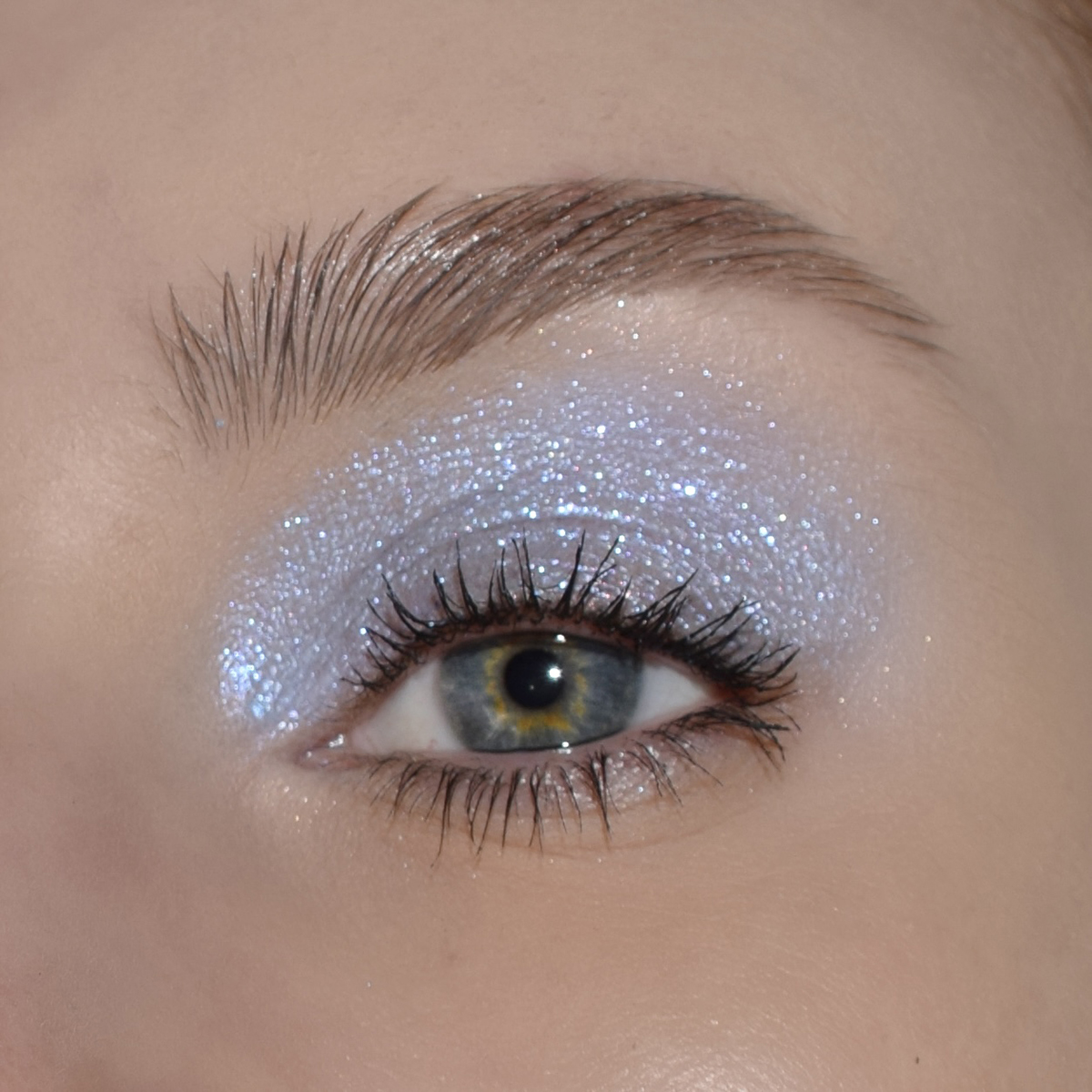 Glitter Pigment bodyography swatch aufgetragen auf Auge Blue Morpho, www.makeupcoach.com